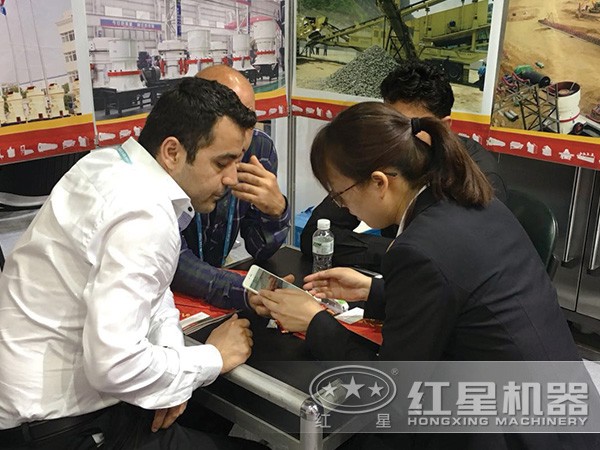 廣西砂石廠江先生與紅星銷(xiāo)售經(jīng)理洽談 廣西砂石廠江先生與紅星銷(xiāo)售經(jīng)理洽談