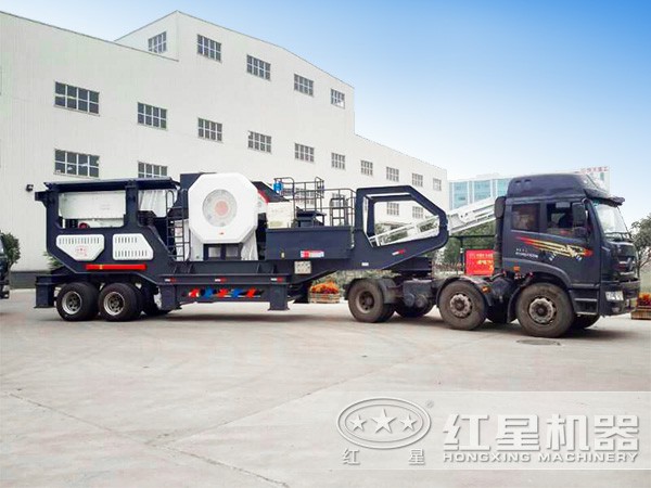 一小時50噸，出料5mm-7mm的山石移動破碎站發(fā)貨現(xiàn)場