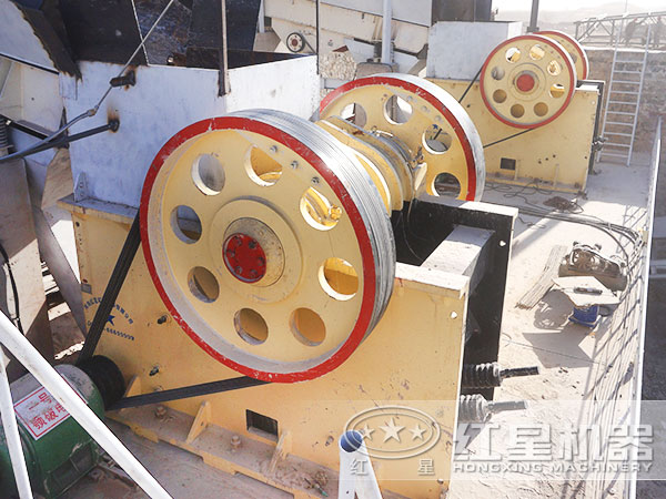 透輝石顎式破碎機工作現場 透輝石顎式破碎機工作現場