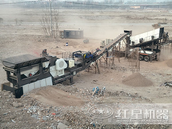 移動顎破機+移動反擊破工作現(xiàn)場 移動顎破機+移動反擊破工作現(xiàn)場