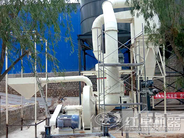 鋯英石雷蒙磨粉機(jī)工作現(xiàn)場 鋯英石雷蒙磨粉機(jī)工作現(xiàn)場