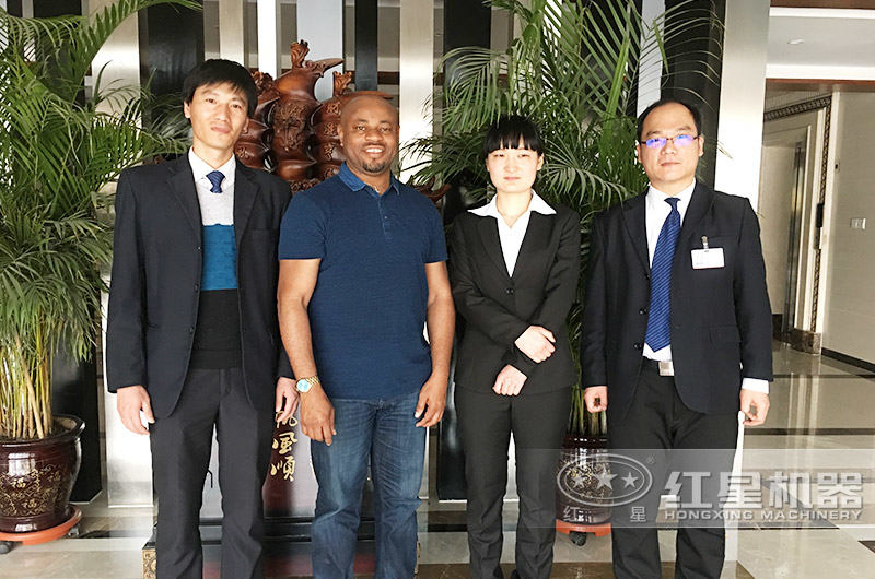 流動(dòng)車(chē)制砂一體廠家人員與用戶(hù)合影 流動(dòng)車(chē)制砂一體廠家人員與用戶(hù)合影