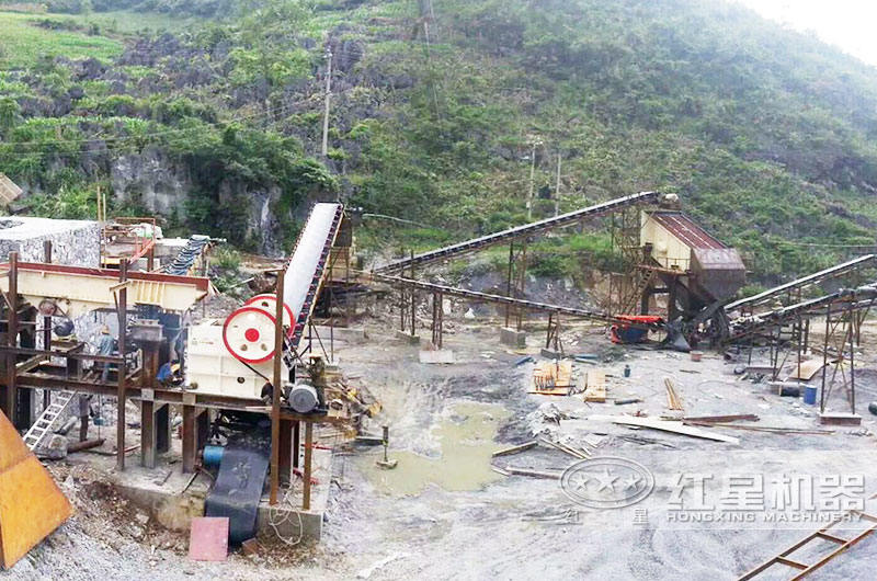長石砂巖顎式破碎機工作現場 長石砂巖顎式破碎機工作現場