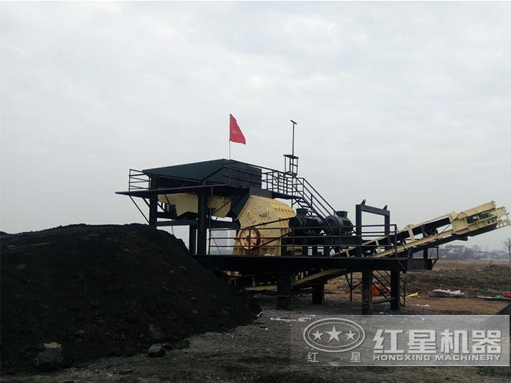 重錘式輪胎移動(dòng)破碎機(jī)作業(yè)現(xiàn)場