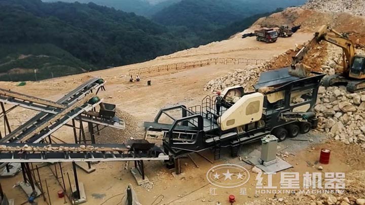 石灰石移動(dòng)破碎生產(chǎn)線現(xiàn)場，配移動(dòng)顎破機(jī)