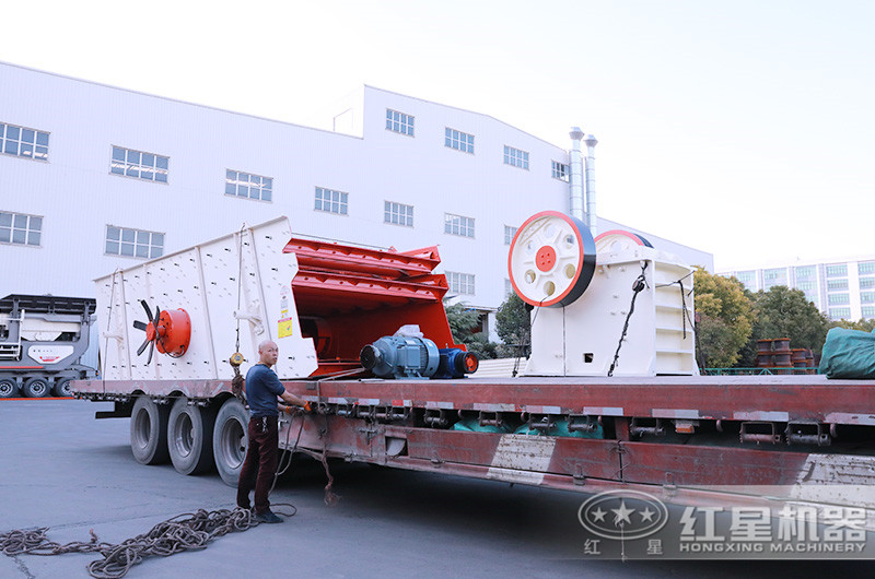 一套日產2000噸小型碎石機發貨:顎破機+振動篩 一套日產2000噸小型碎石機發貨:顎破機+振動篩