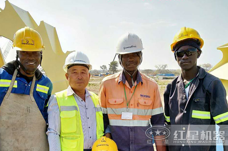 技術(shù)人員為贊比亞客戶(hù)提供服務(wù) 技術(shù)人員為贊比亞客戶(hù)提供服務(wù)