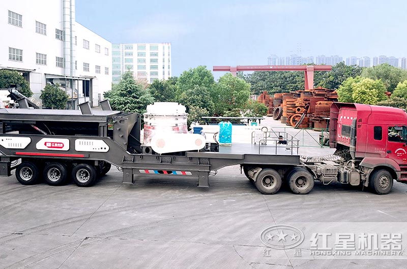 移動小型石料粉碎機(jī)直接開往客戶現(xiàn)場 移動小型石料粉碎機(jī)直接開往客戶現(xiàn)場