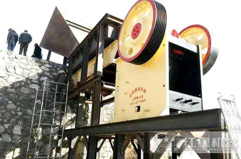 顎式破碎機(jī)生產(chǎn)現(xiàn)場(chǎng) 顎式破碎機(jī)生產(chǎn)現(xiàn)場(chǎng)