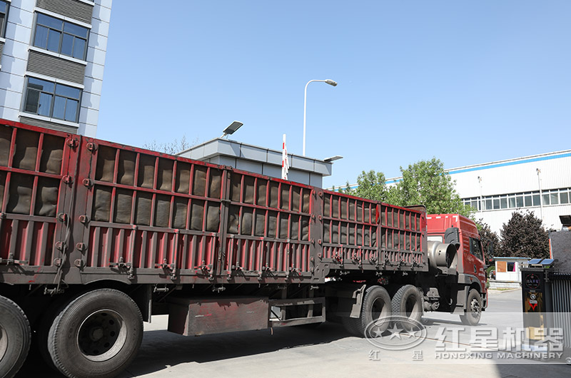 小型錘式制砂機發往客戶現場 小型錘式制砂機發往客戶現場