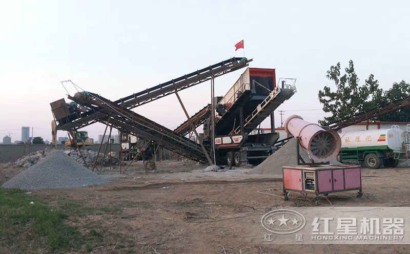 移動(dòng)制砂機(jī)作業(yè)現(xiàn)場(chǎng)配置噴淋裝置 移動(dòng)制砂機(jī)作業(yè)現(xiàn)場(chǎng)配置噴淋裝置