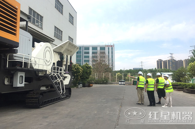 經理陪同客戶到廠區實地考察 經理陪同客戶到廠區實地考察