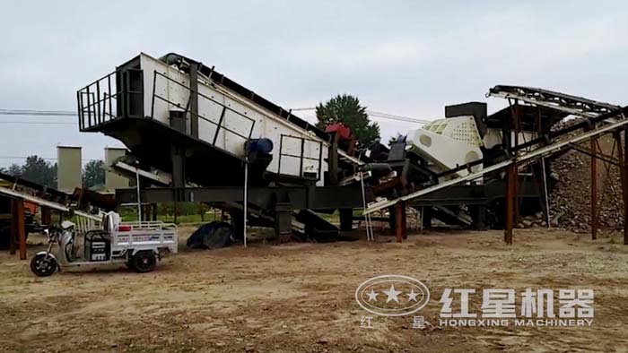 河北重錘破移動(dòng)破碎站碎煤現(xiàn)場(chǎng)，碎煤簡(jiǎn)單，一機(jī)搞定