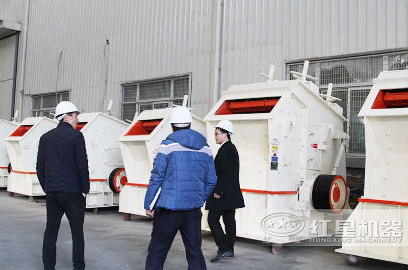 客戶來廠參觀青石碎石設(shè)備 客戶來廠參觀青石碎石設(shè)備