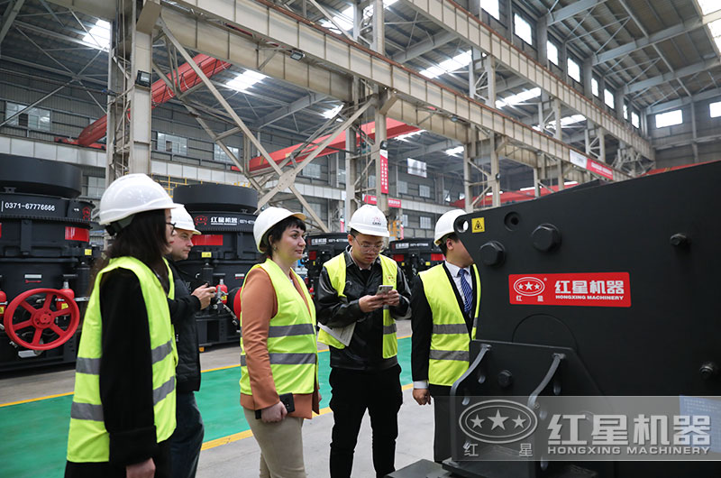 客戶來廠考察鄂破機 客戶來廠考察鄂破機