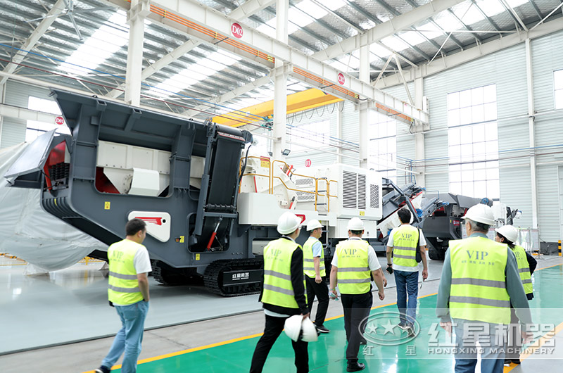 客戶參觀廠區(qū)移動破碎機 客戶參觀廠區(qū)移動破碎機