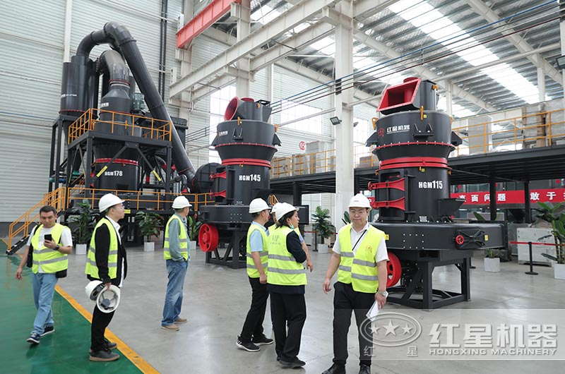 客戶來廠選購磨粉機(jī)