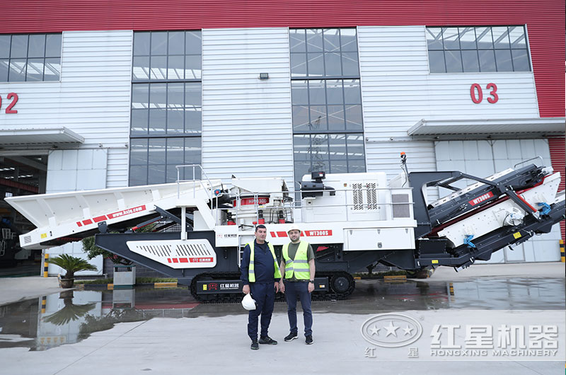 客戶與定制的移動破碎機(jī)合影 客戶與定制的移動破碎機(jī)合影