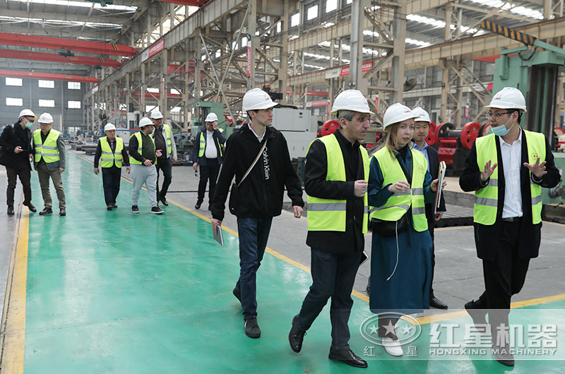 客戶來廠考察石頭粉碎機設備 客戶來廠考察石頭粉碎機設備