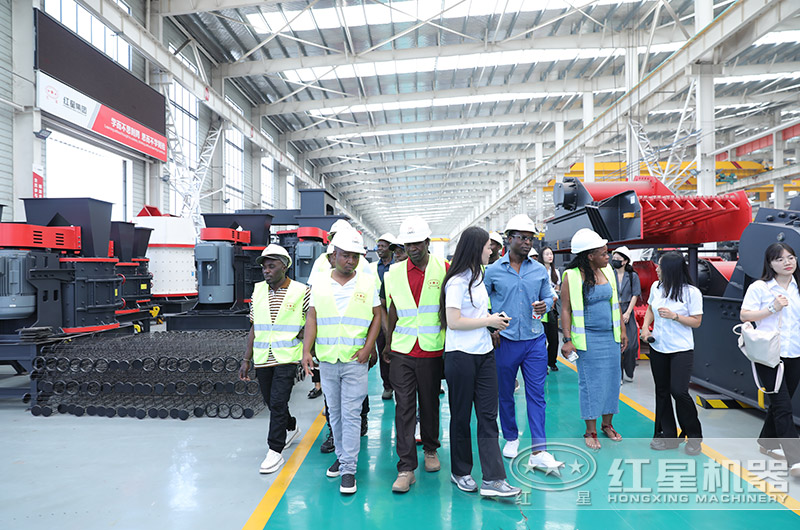 客戶參觀廠區(qū)選購產品中