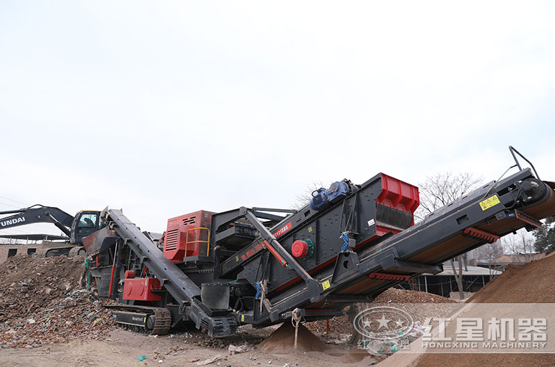 履帶小型移動破碎砂石機(jī)作業(yè)現(xiàn)場 履帶小型移動破碎砂石機(jī)作業(yè)現(xiàn)場