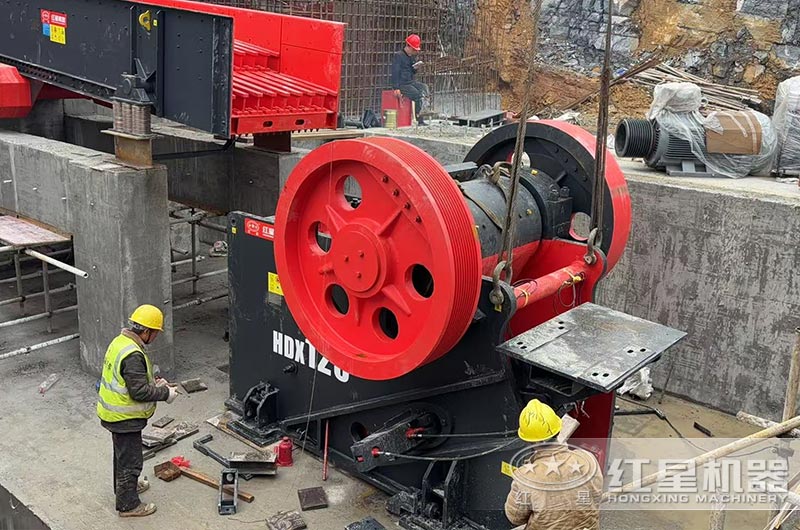 鄂式破碎機(jī)安裝現(xiàn)場 鄂式破碎機(jī)安裝現(xiàn)場