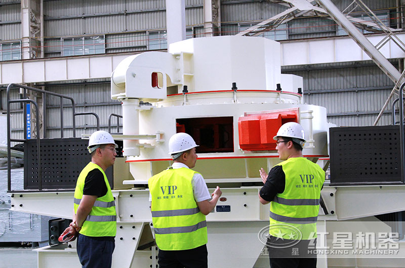客戶(hù)來(lái)廠(chǎng)參觀(guān)石頭制砂機(jī)設(shè)備