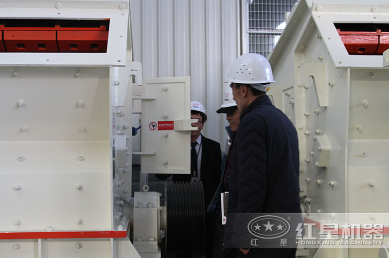 客戶來廠參觀反擊破碎機 客戶來廠參觀反擊破碎機