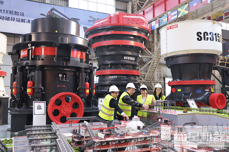 客戶來廠考察旋回破碎機設(shè)備